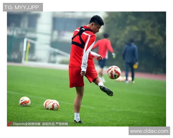 杨芳独家解析足球技巧与战术分享助你提升球技的秘诀